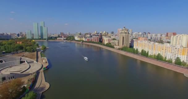 Astana. Isjim rivier. — Stockvideo