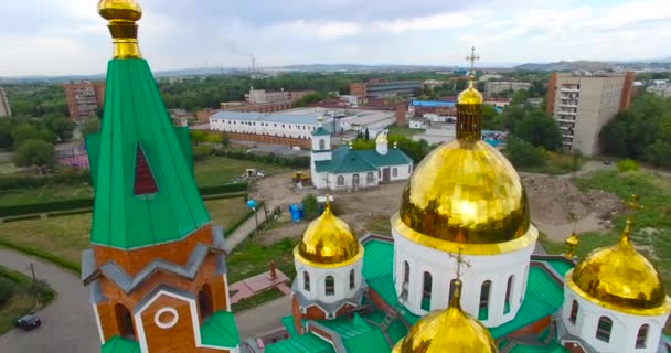 A igreja na cidade de Ust-Kamenogorsk . — Vídeo de Stock