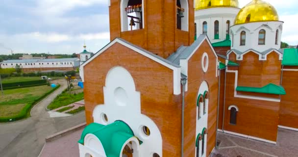 De kerk in Ust-Kamenogorsk stad. — Stockvideo