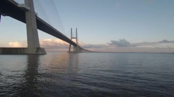 Vasco Gama Brücke Bei Sonnenuntergang — Stockvideo