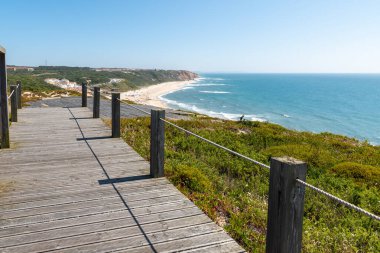 Portekiz 'in Alcobaa belediyesine bağlı Paredes plajı