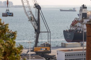 Sadoport, setubal, Portekiz 'deki modern kargo vinç işlemleri, deniz lojistiği ve küresel ticaret
