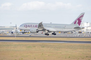 Modern yolcu uçağı uluslararası bir havaalanının pistine iniyor.