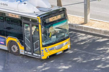 Lizbon 'da bir caddede giden sarı carris otobüsü şehir ulaşımını sağlıyor.