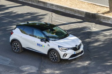 Renault yakalama aracı asfalt yolda gidiyor
