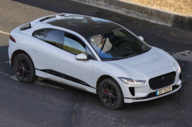 Beyaz jaguar. Asfalt sokakta elektrikli araba sürüyorum.