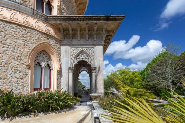 Monserrate sarayı gösterişli dekoratif mimari detaylar ve açık gökyüzü altında egzotik bahçe yaprakları