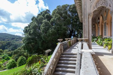 Geniş, yeşil parka bakan saray mimarisini ayrıntılı detaylarla donatın.