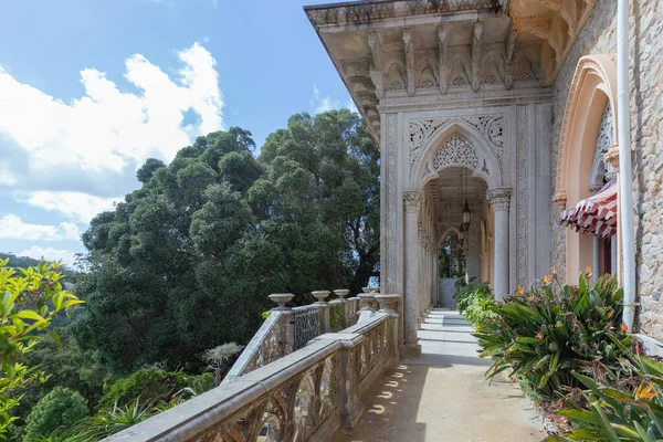 Süslü taştan bir terası ve yemyeşil parka bakan bir oyun salonu olan Monserrate Sarayı