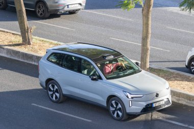Volvo ex90 elektrikli cip. Lidar sensörü asfalt bir caddede ilerliyor.