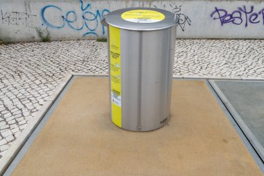 Modern kentsel ecopoint kutusu plastik ve metal ambalaj topluyor