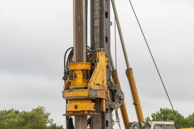 Bir inşaat sahasında endüstriyel kazma makineleri sondaj ve tesisler kurma