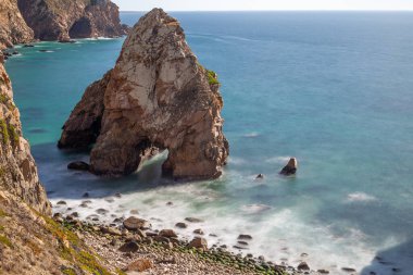 Atlantik Okyanusu dalgaları Louiscal 'daki kaya kemerini ve plajı yıkıyor.