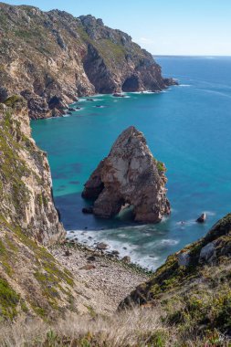Atlantik Okyanusu dalgaları Louiscal sahilinde ikonik kaya oluşumuna karışıyor.