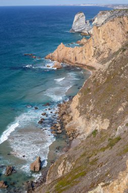 Ursa sahil kayalıkları ve okyanus deniz kenarındaki doğal kaya oluşumlarını gösteriyor.