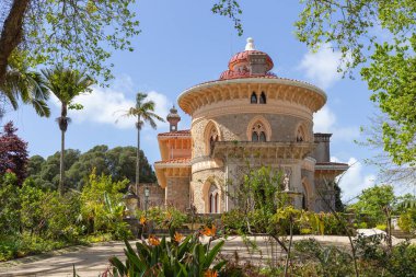 Monserrate sarayı eşsiz bir mimari ve güzel egzotik ekimler sergiliyor.