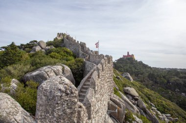 Castelo dos Mouros 'un antik taş duvarları Sintra, Portekiz' deki Pena Sarayı 'na doğru yol alıyor.