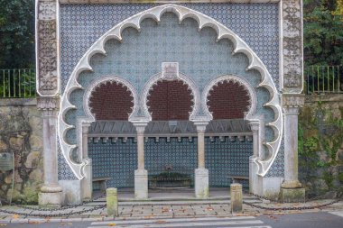 Mağriplerin fıskiyelerinde karmaşık fayanslar ve kemerler sergileniyor, tarihi Portekiz tasarımı yansıtılıyor.