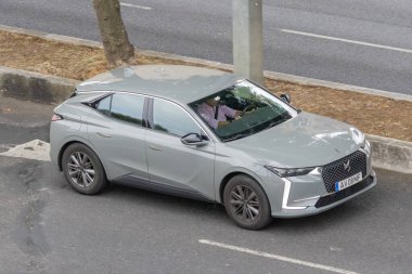 Asfalt yolda ilerleyen sürücülü gri ds 4 çapraz araba