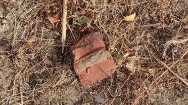 İnşaat atıkları kurak araziyi kirletiyor, çevresel hasarı vurguluyor ve sorumsuz atık imhası