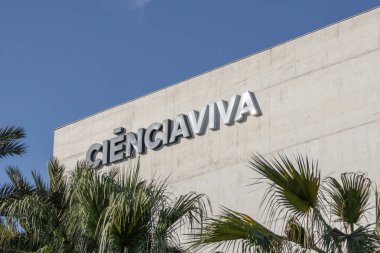 Bilgi Bilimleri Müzesi 'nin somut cephesinde Ciencia Viva işareti