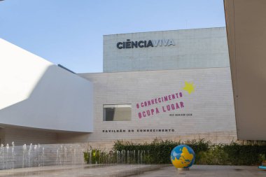 Lisbon 'un ciencia viva bilim müzesinin dış mimarisi, çeşmesi ve küresi.