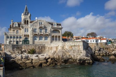 Seixas Sarayı, ünlü Portekiz turistik merkezi Cascais 'te kayalık bir sahil şeridinde dimdik ayakta duruyor.