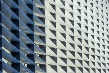 Üçgen şeklindeki metal güneş kremi elementleriyle ön cephe oluşturmak dinamik bir model oluşturur.