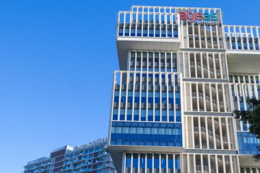 Lizbon 'da çağlar boyu Portekiz binasında modern mimari ve mavi cam pencereler bulunmaktadır.