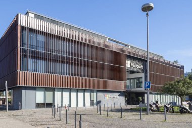 Lisbon 'daki modern mikrosoft ofis binası cephesi, yazılım teknolojisini temsil ediyor.