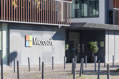 Microsoft Portekiz, bir yazılım şirketi, logosunu Lizbon 'daki bir ofis binasında gösteriyor.