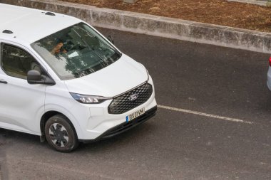 Beyaz Ford transit özel minibüs asfalt yolda sürücü ile hareket
