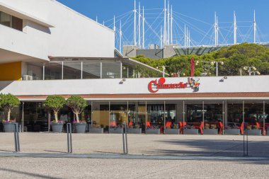 Chimarrao Lokantası 'nın dışında, güneşli bir günde, Nacos, Lizbon, Portekiz' de.
