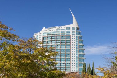 Modern yerleşim binası açık mavi gökyüzüne karşı durmaktadır. Park das nacoes, Lizbon