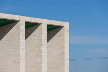 Portekiz ulusal pavyonu mavi gökyüzü altında minimalist mimari ve grafik gölgeleri gösteriyor