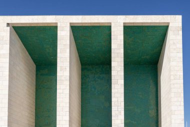 Portekiz ulusal pavyonunun modern mimarisi taş duvarlar ve yeşil fayanslarla