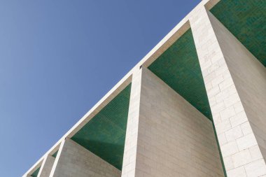 Açık mavi gökyüzüne karşı 98 tarihli Portekiz Ulusal Pavyonu Fuarı, çarpıcı asgari tasarım içeriyor.