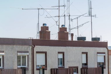 Lizbon çatısı, açık gökyüzüne karşı birden fazla televizyon anteni ve havalandırma sistemi barındırıyor.