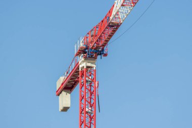 Kule vinci inşaat için ağır malzemeleri kaldırıyor