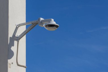 Güvenlik ve gözlem için binaya modern kapalı devre kamera yerleştirildi