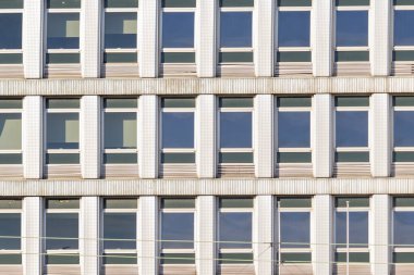 Apartman pencerelerinin tekrarlanan şebeke kalıbını içeren ön cephe oluşturma