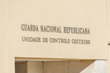 Guarda Nacional Cumhuriyet Sahil Kontrol Birimi Portekiz 'deki kolluk kuvvetlerini temsil eden tabela.