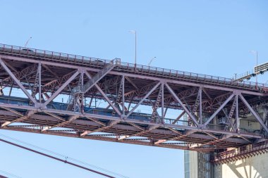 25 Nisan Köprüsü detaylı kırmızı kiriş yapısını ve trafiğini gösteriyor