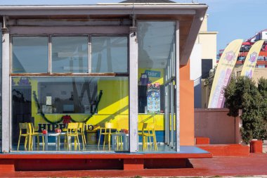 Sarı sandalyeli ve masalı hippotrip büfesi Lizbon, Portekiz 'de amfibi turları düzenliyor.