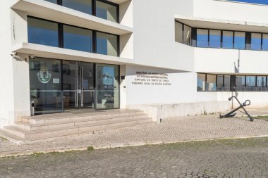 Lizbon liman yönetim binasının modern mimarisi ön planda büyük çapa ile