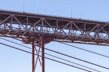 25 Nisan Köprüsü Yapısal elementleri Yol güvertesini birbirine bağlıyor ve destekliyor