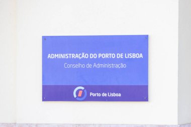 Lizbon liman yönetimi tabelası beyaz bir duvara asılmış, kurumun adını ve logosunu gösteriyor.