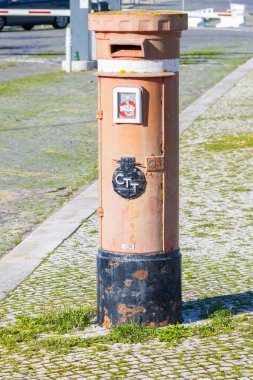 Lizbon 'da kaldırımlı bir caddede duran eski Ctt Correios de Portekiz posta kutusu