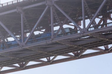 Fertagus treni 25 de abril köprü raylarının alt güvertesinde ilerliyor.