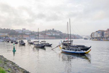 Rabelo tekneleri Porto, Portekiz 'deki Douro Nehri kıyılarına demirlemiş, şarap fıçıları taşıyorlardı.